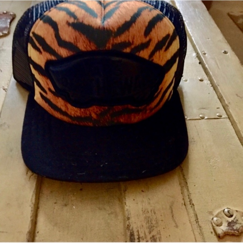 🐅 NWOT VANS OFF THE WALL BLACK TIGER ANIMAL PRINT SNAPBACK TRUCKER HAT OS